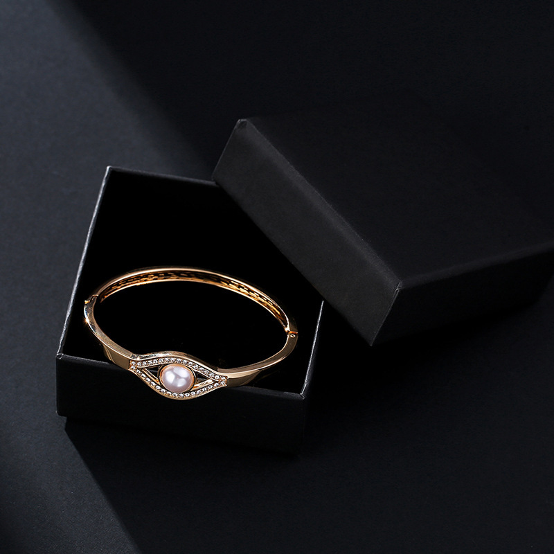Simple Eye Pearl Diamond Bracelet display picture 8