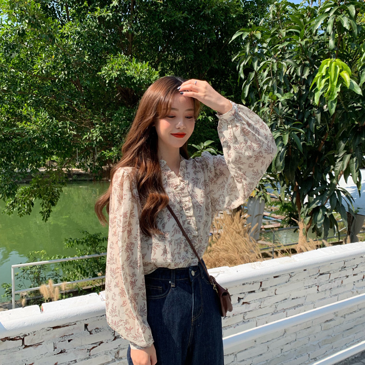 The 2022 new style of Korean-style, gentle and stylish floral chiffon sweater for women, long-sleeved base layer and puffed sleeve top pic 6