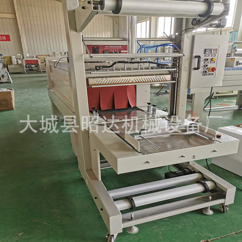 矿泉水饮料啤酒半自动袖口式PE膜包装机 纸箱泡沫箱包膜机生产厂