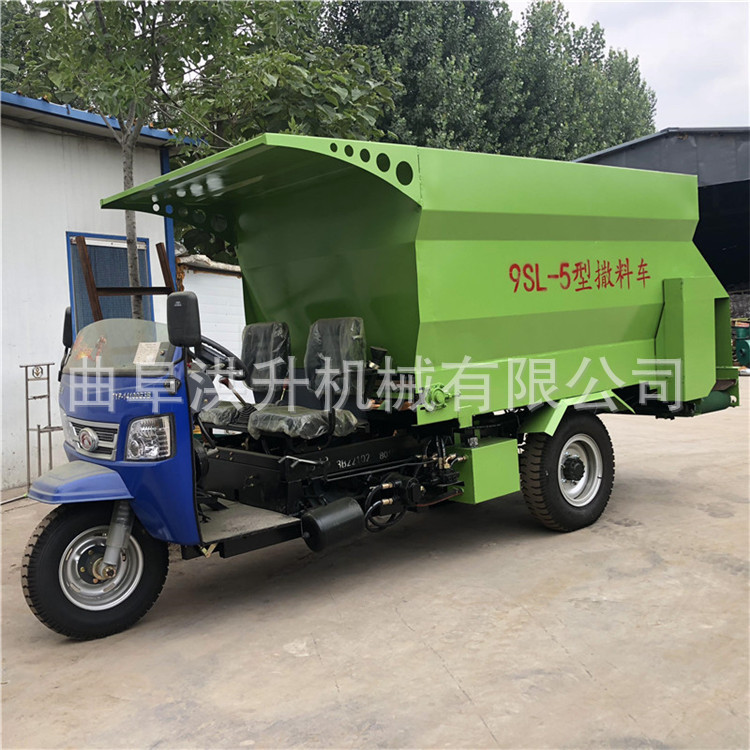养牛场自动撒草车使用便利牛羊草料投料车畜牧设备饲料喂料车厂家