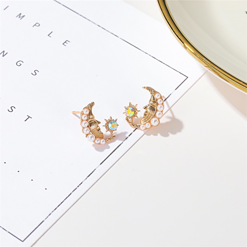 New Baroque Small Fresh Pearl Sun Sweet Simple Moon Face Alloy Earrings For Women display picture 4