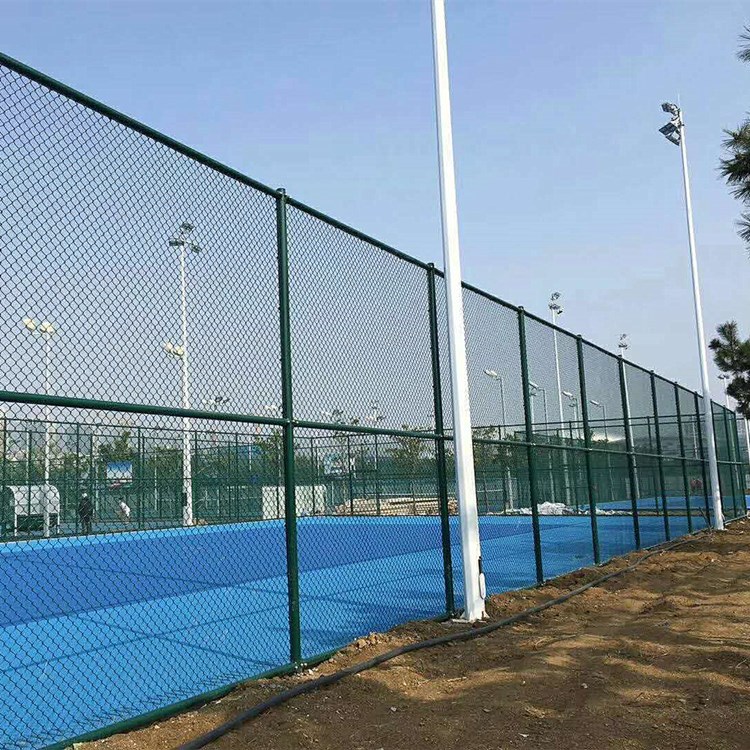 体育球场勾花编织绿色浸塑围栏网足球篮球运动场所护栏防护铁丝网