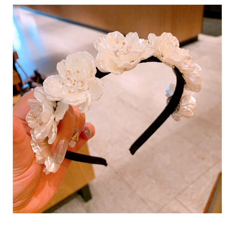 Korean Retro Small Fragrance Style Handmade Shell Flowers White Wild Headband Jewelry Wholesale Nihaojewelry display picture 6
