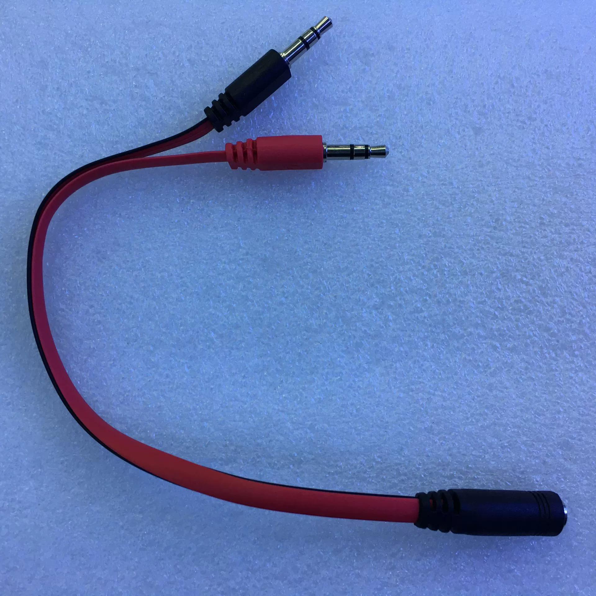 Один мастер-2 самки красный черный провод 3,5 мм аудио кабель с кабелем микрофона компьютер одна точка два аудио передачи