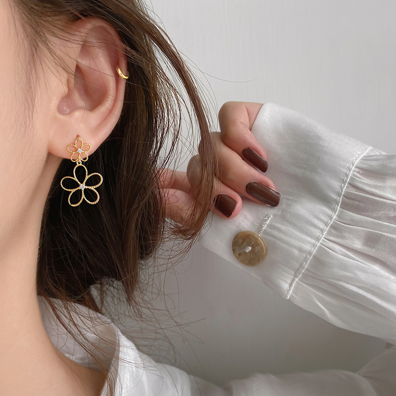 Retro fashionable elegant fresh earrings