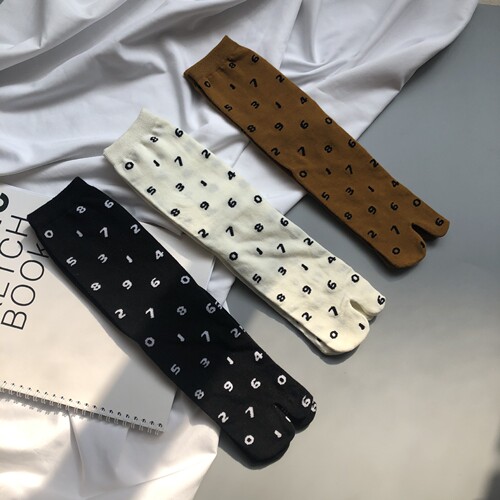 Japanese black digital split-toe socks, two-toe socks, net red socks, versatile basic mid-tube trendy socks