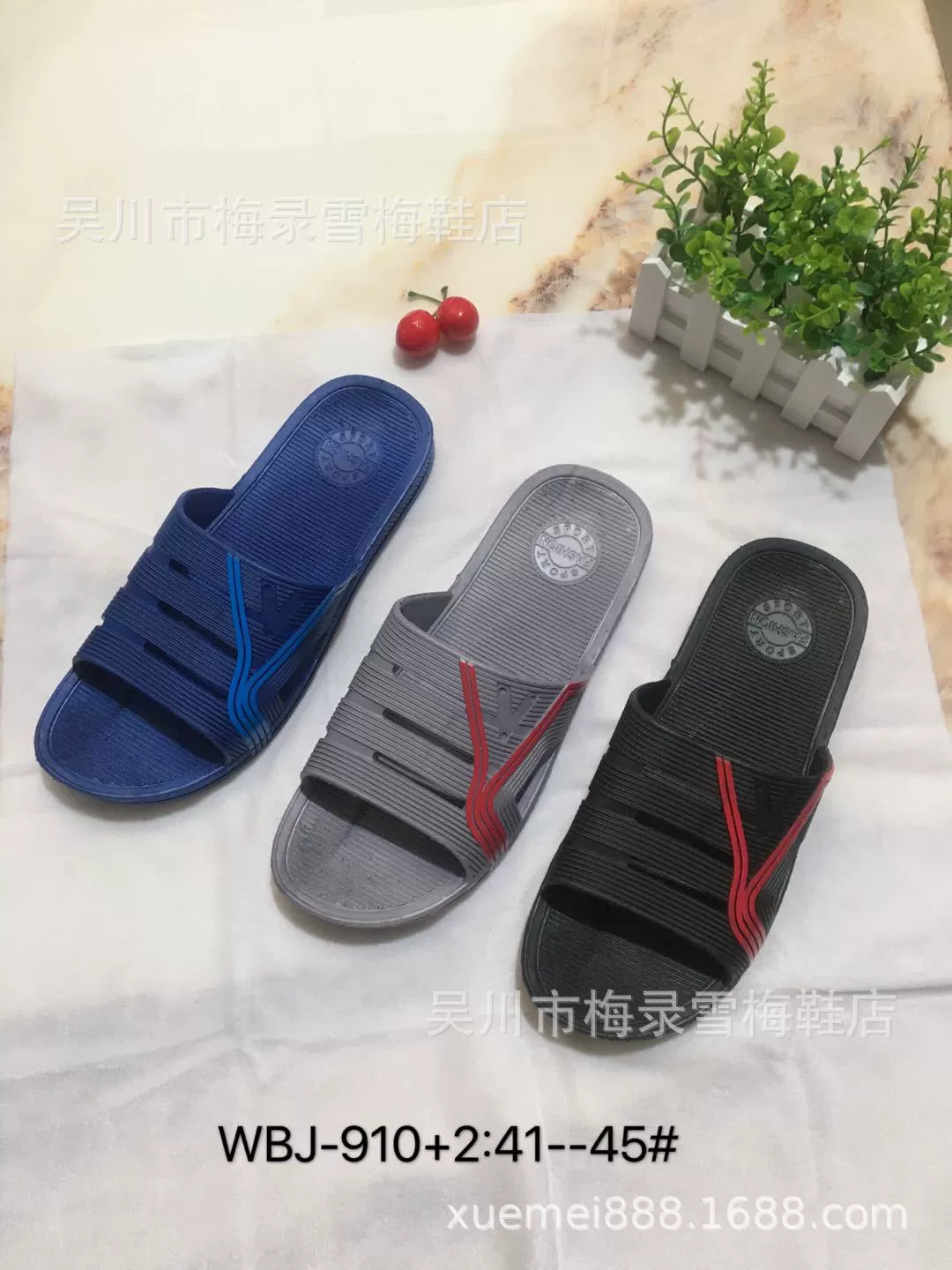 Производители тапочек 2020 продают модные новые модели на рынке, удобные, мягкие, нескользящие, водонепроницаемые и износостойкие мужские тапочки для уличных киосков.