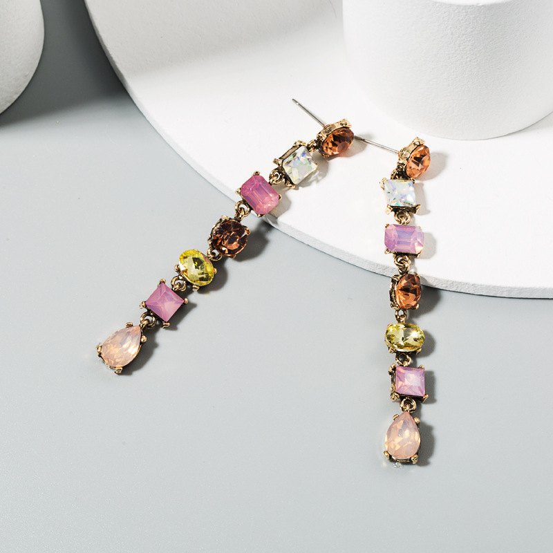 Mode Créative Rétro Longue Gland Boucles D'oreilles Alliage Incrusté Couleur Strass Tempérament Boucles D'oreilles En Gros Nihaojewelry display picture 6