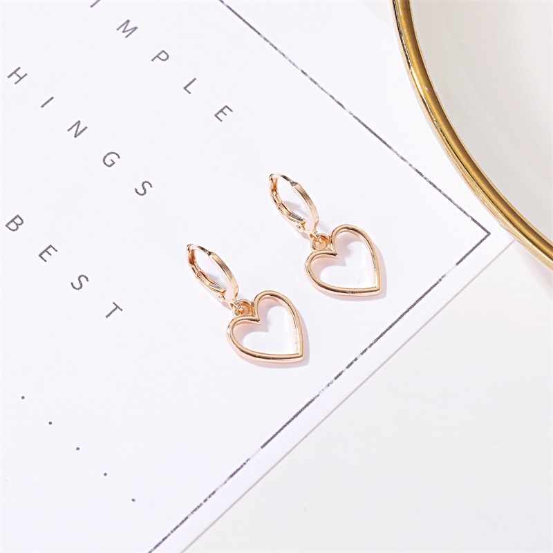 Style Européen Et Américain Vente Chaude Boucles D'oreilles Simple Creux En Forme De Coeur Boucles D'oreilles Frais Tous Les-correspondant Métal De Coeur De Pêche Oreille Clip D'une Seule Pièce Dropshipping display picture 5