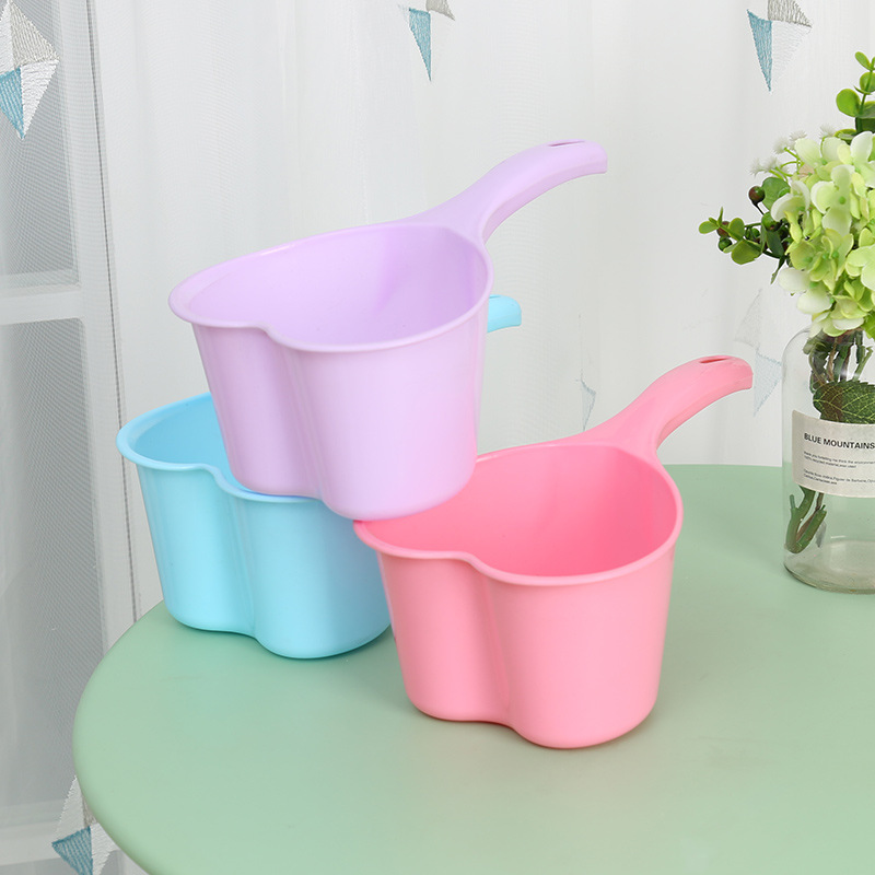 Cuchara de agua de plástico arroz Diao 2 yuanes tienda engrosada cuchara de agua transparente bebé baño cuchara de agua cocina mango largo cuchara de agua