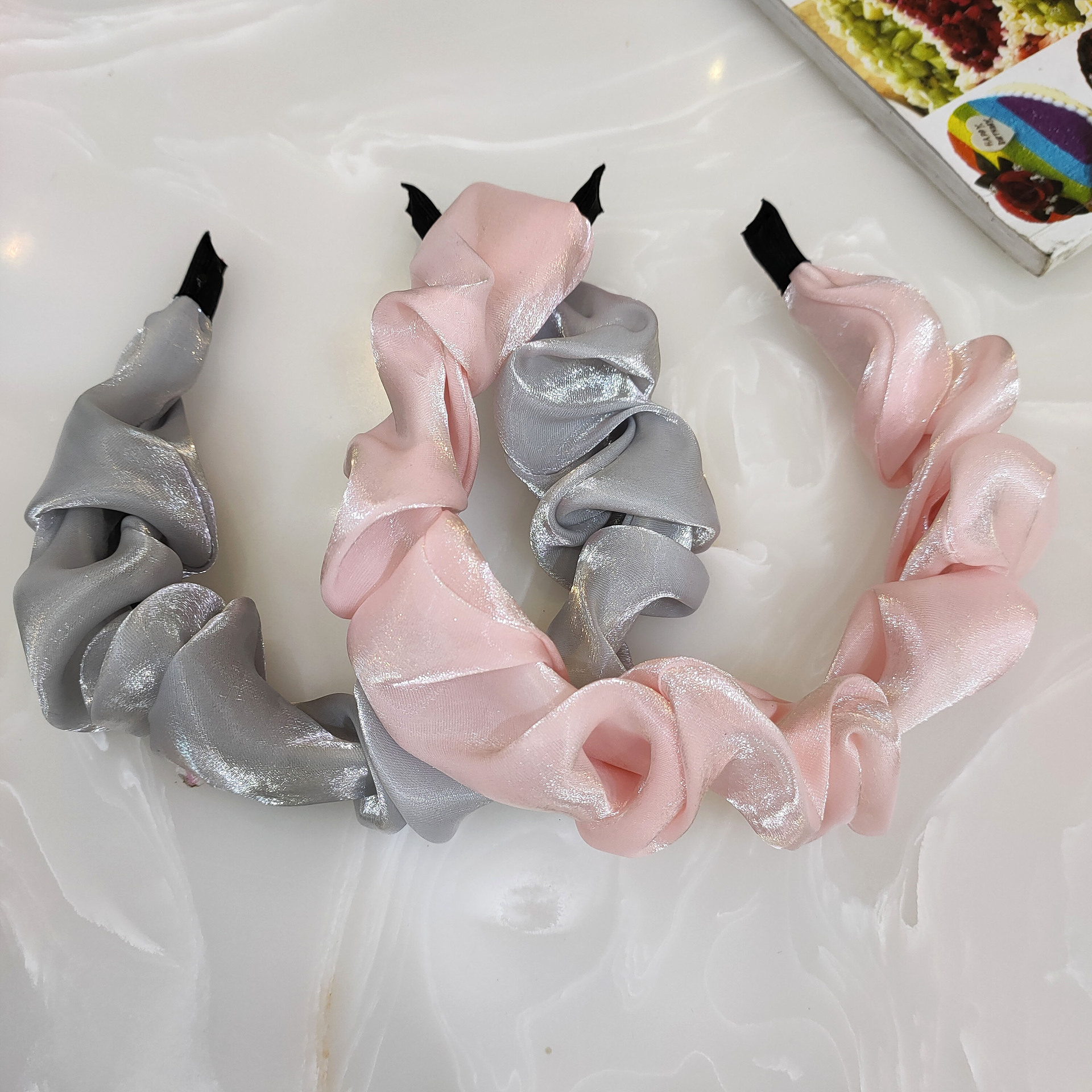 Das Neue Cole-ring-stirnband Im Koreanischen Stil Aus Stoff, Breit Gefaltetes Stirnband, Stilvolle Und Einfache Gepresste Haar Kopfschmuck Für Frauen display picture 3