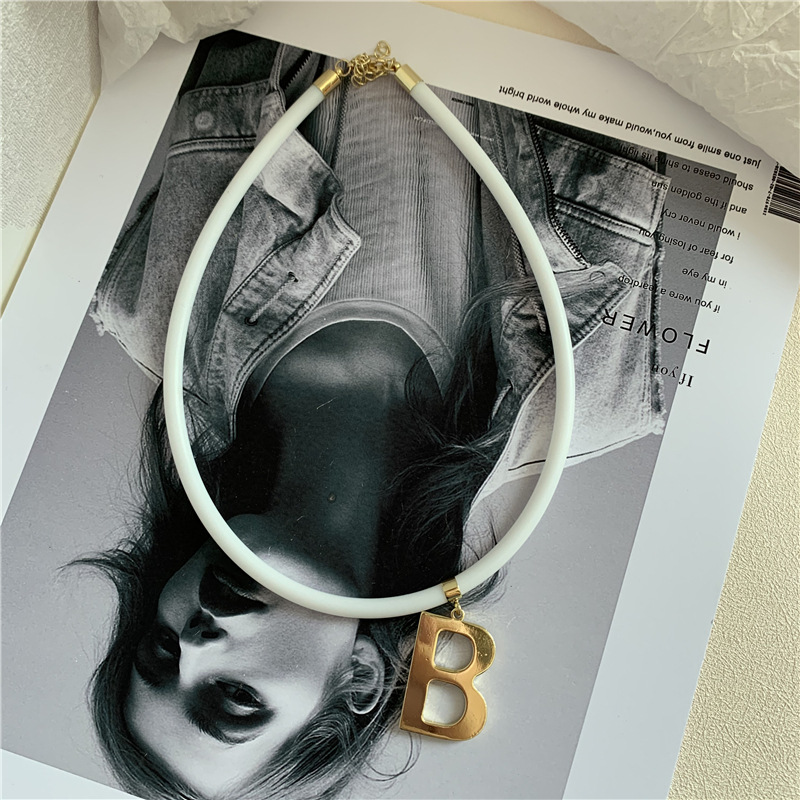 Corée Le Nouveau Noir Et Blanc En Cuir Corde Anneau B Lettre Pendentif Tour De Cou Collier Bague Boucles D'oreilles En Gros Nihaojewelry display picture 5