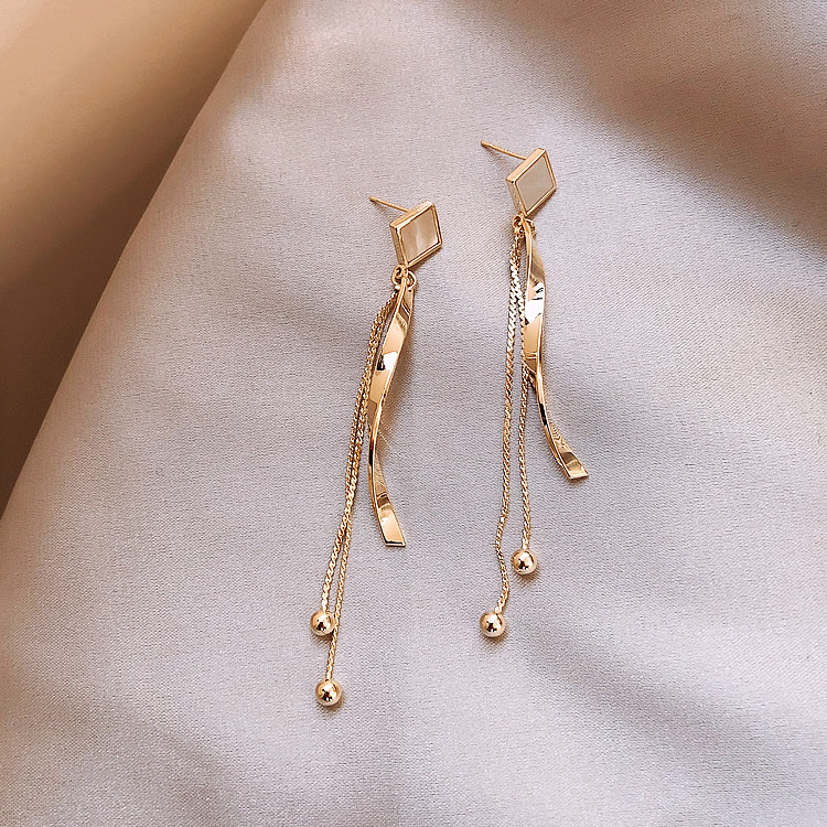 New Fashion Trend High-grade French Earrings  Temperament  Long Retro  Earrings Nihaojewelry Wholesale display picture 1