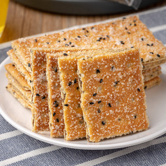 分銷用黑芝麻王餅乾休閒食品零食巧克力夾心層層酥餅乾一件代發