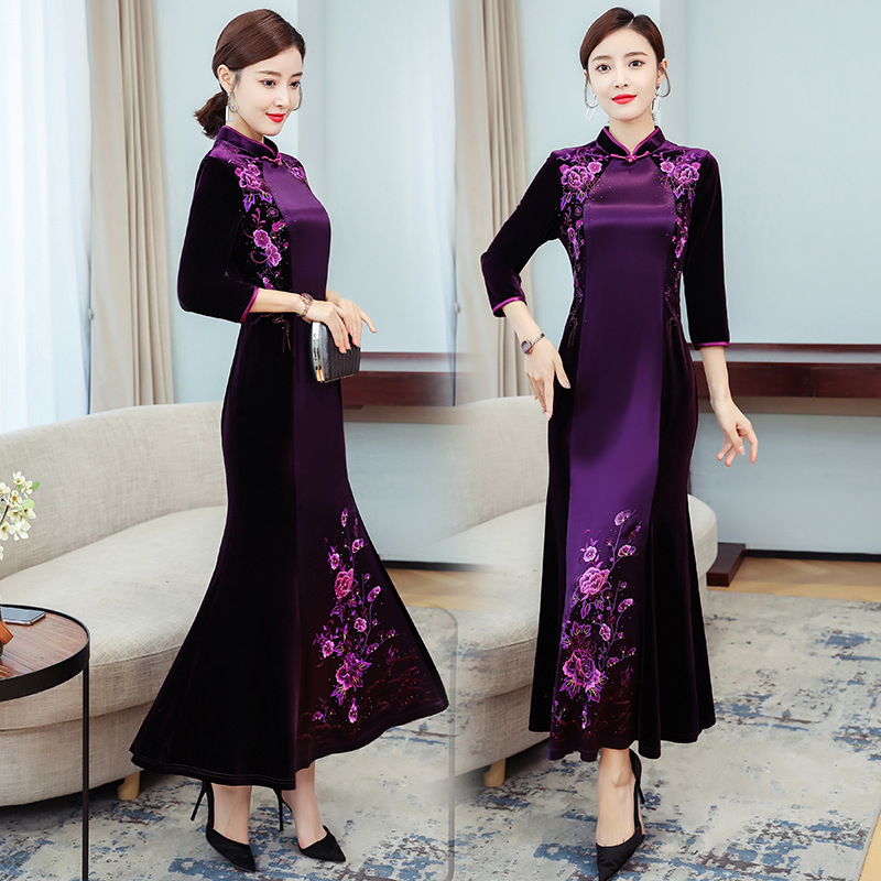 2020春秋新款中国风刺绣洋气阔太太金丝绒连衣裙女婚礼旗袍妈妈装