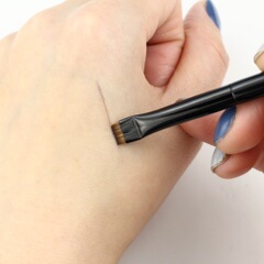 Ultra-thin, ultra-fine flat-tip eyeliner brush with a precise angled head—perfect for defining eye lines, applying brow pencils, and creating portable makeup looks.