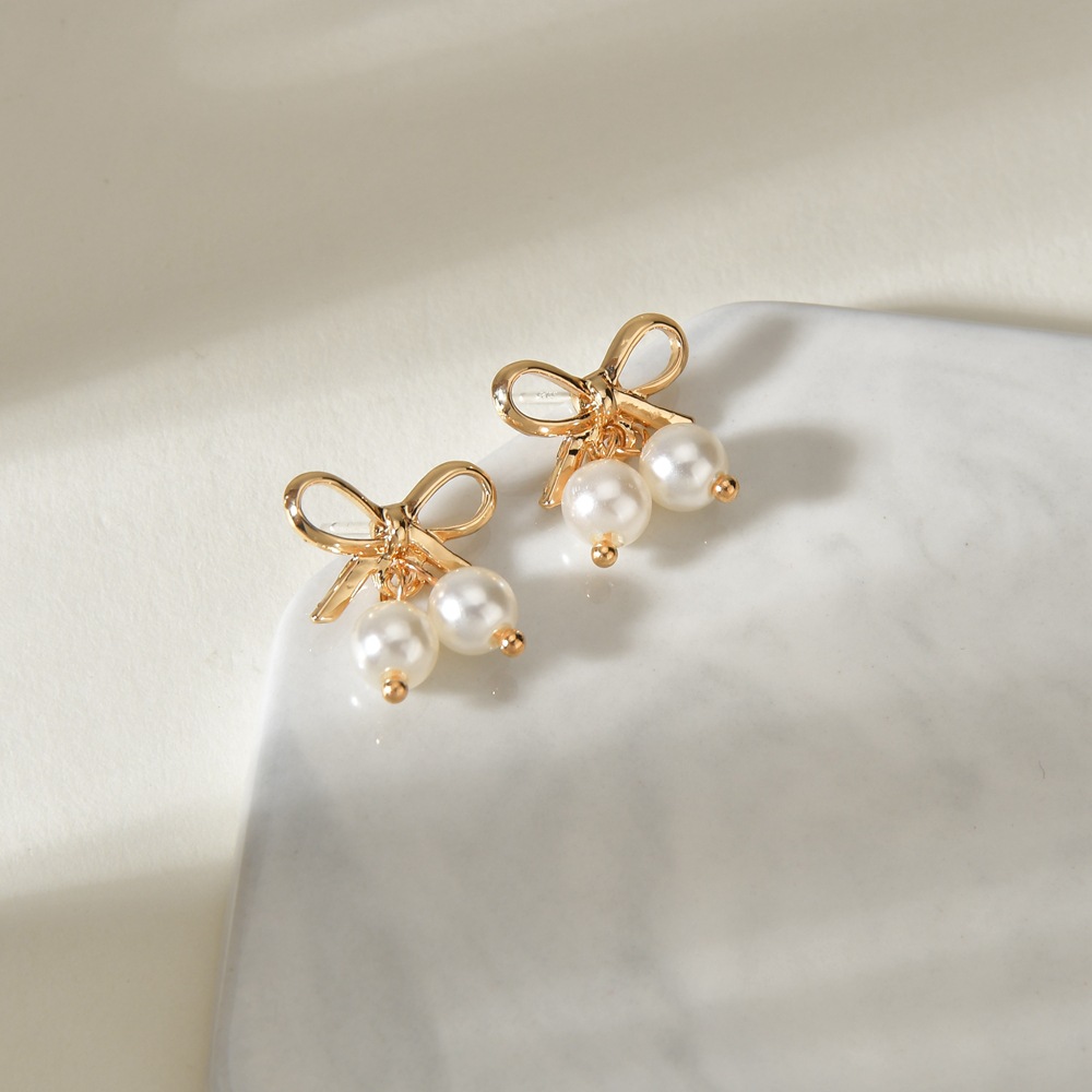 Bow Pearl Earrings Female Compact Personality Temperament Earrings display picture 1