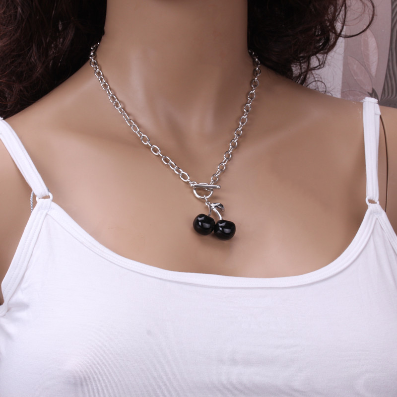 韩国东大门代购同款小众设计感黑色樱桃朋克风钛钢OT扣项链锁骨链