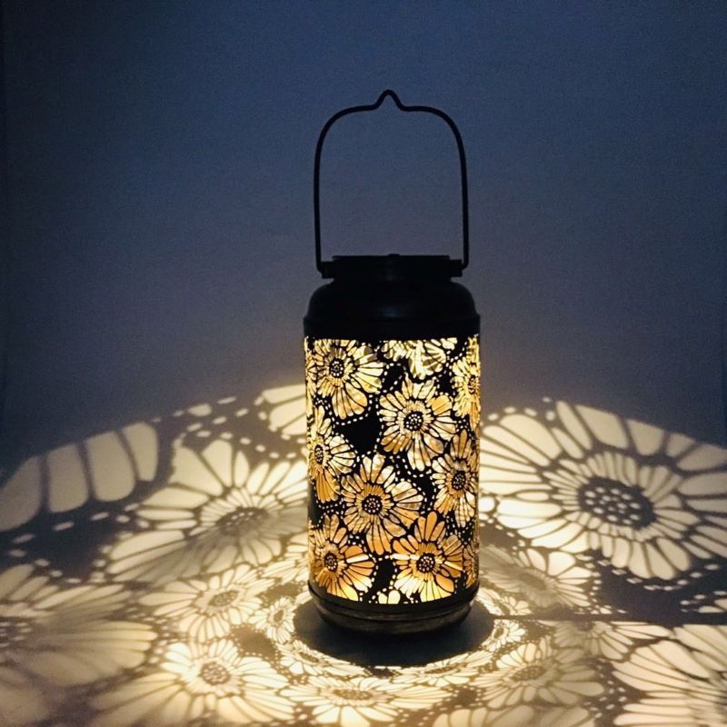 跨境专供铁艺投影灯笼腐刻板太阳能花朵户外防水桌灯提手花园装饰