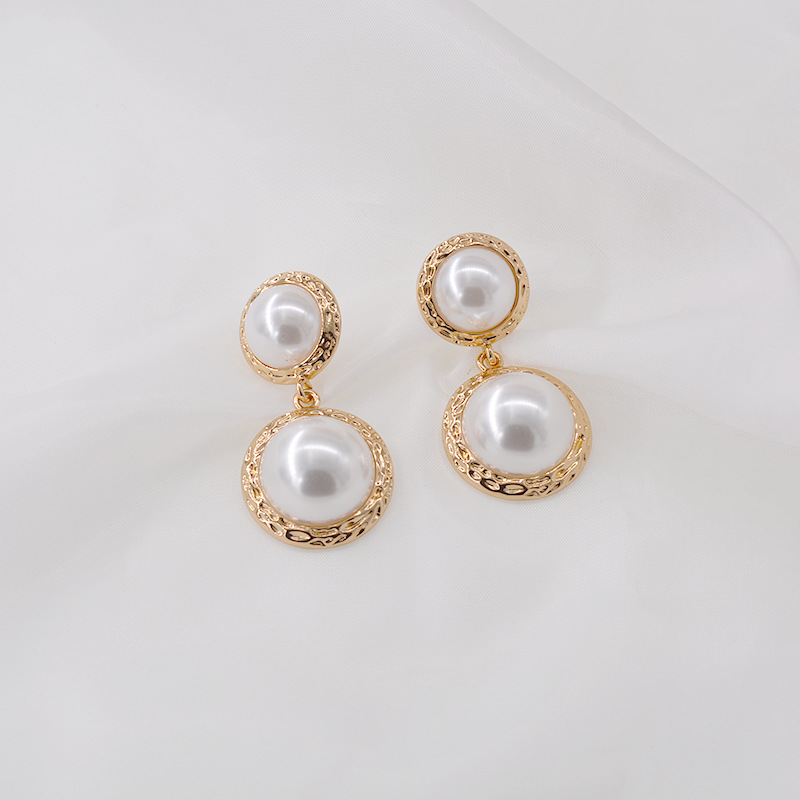 Sterling Argent Aiguille Coréenne Style Élégant Lady Ronde Baroque Sterling Silver Pearl Boucles D'oreilles Tout-allumette Femelle Simple Boucles D'oreilles Boucles D'oreilles display picture 3