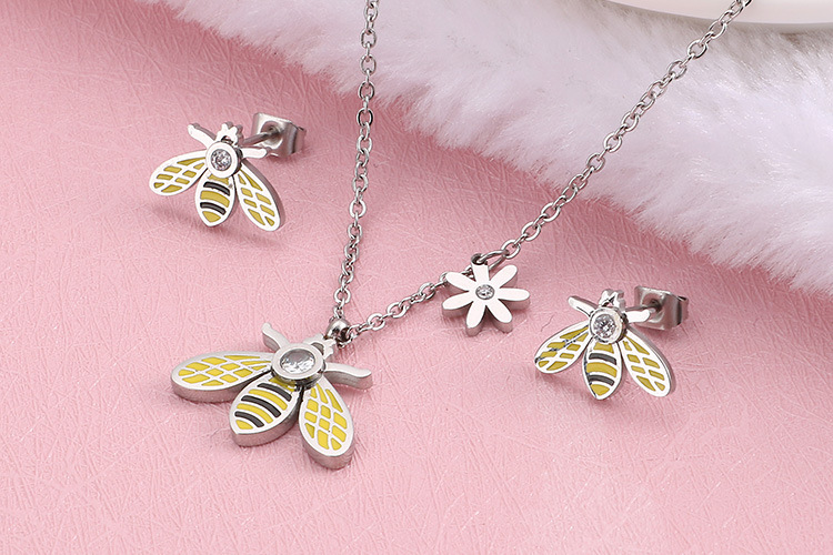 Kalen Ornament New Fashion Popular Titanium Steel Bee Clavicle Women Necklace Animal Accessories Set
