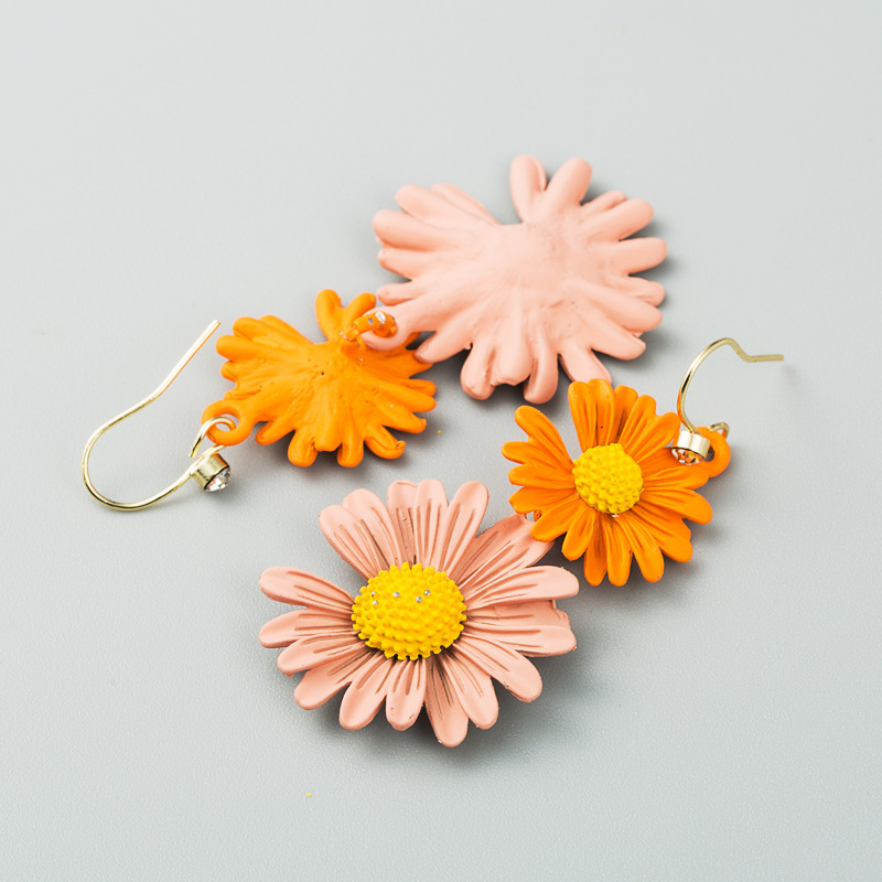 Korean New Fashion Simple Small Daisy Earrings Contrast Color Alloy Flower Earrings display picture 9