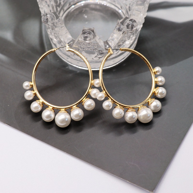 Fashion Cold Style  Metal Ring Large Earrings White Pearl Earrings Fashion Temperament Wild Earrings Nihaojewelry Wholesale display picture 7