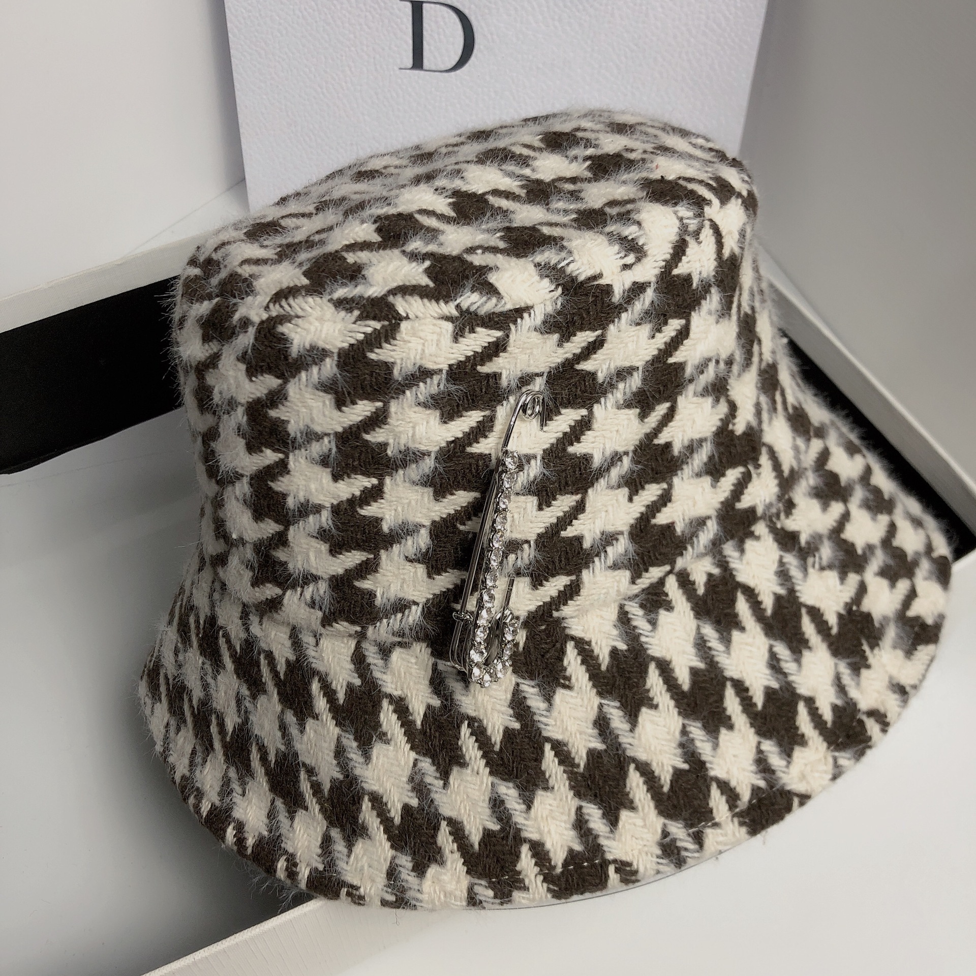 Autumn Winter Fisherman Hat With Retro Check Pattern And Brooch_voghion.com