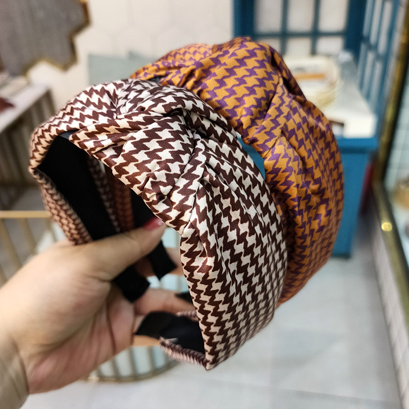 Korean Fashion The New Wide-brimmed Simple Knotted Headband Retro Houndstooth Headband Hair Accessories Wholeasale Nihaojewelry display picture 5