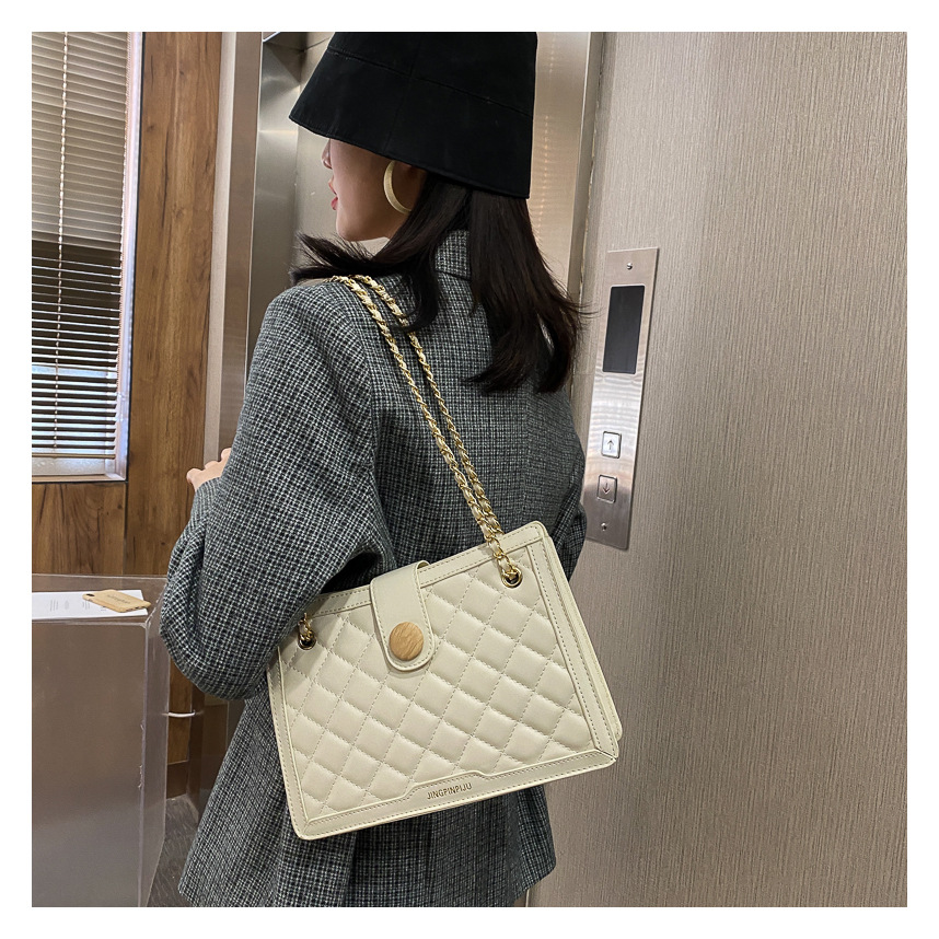 Rhombic Shoulder New Trendy Autumn Small Simple Korean Messenger Bag display picture 17