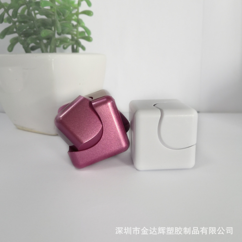 Creative square finger spinner Rubik's Cube toy for children, students, and adults.