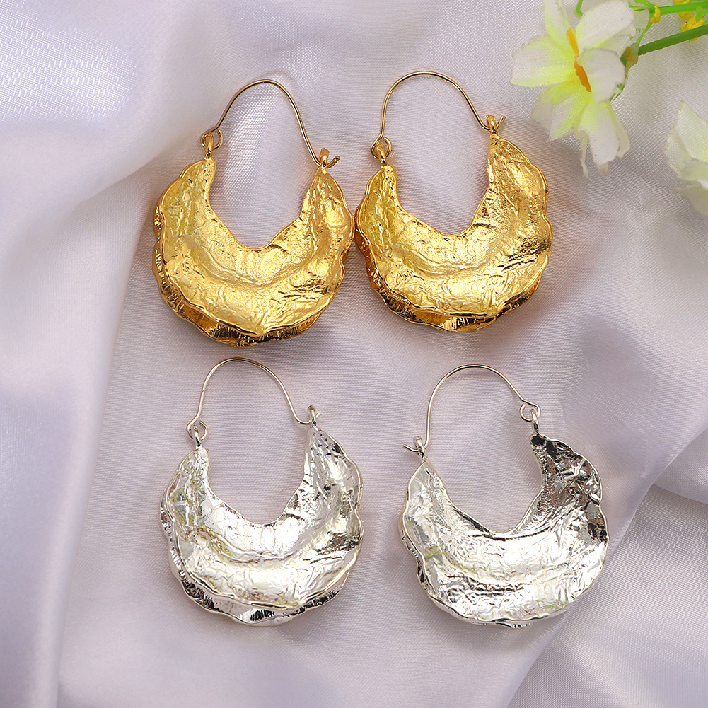 Concave-convex Metallic Luster U-shaped Alloy Earrings display picture 3