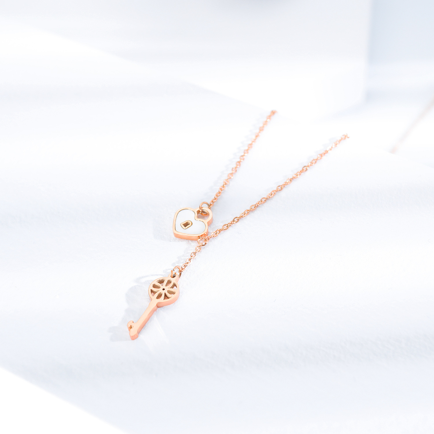 日韓項(xiàng)鏈批發(fā) 網(wǎng)紅個(gè)性百搭母貝愛心鑰匙吊墜 鏤空鈦鋼鎖骨鏈