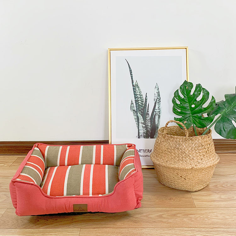 Имитация конопля красного цвета