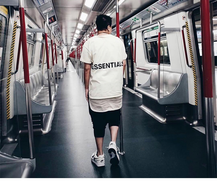 검은 색 프린트가있는 흰색 허리