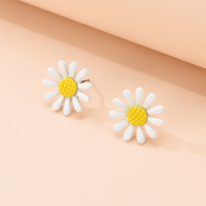 Personality Mori Sunflower Daisy Earrings Small Flower Petals Sweet Temperament Korean Wild Earrings Wholesale Nihaojewelry display picture 6