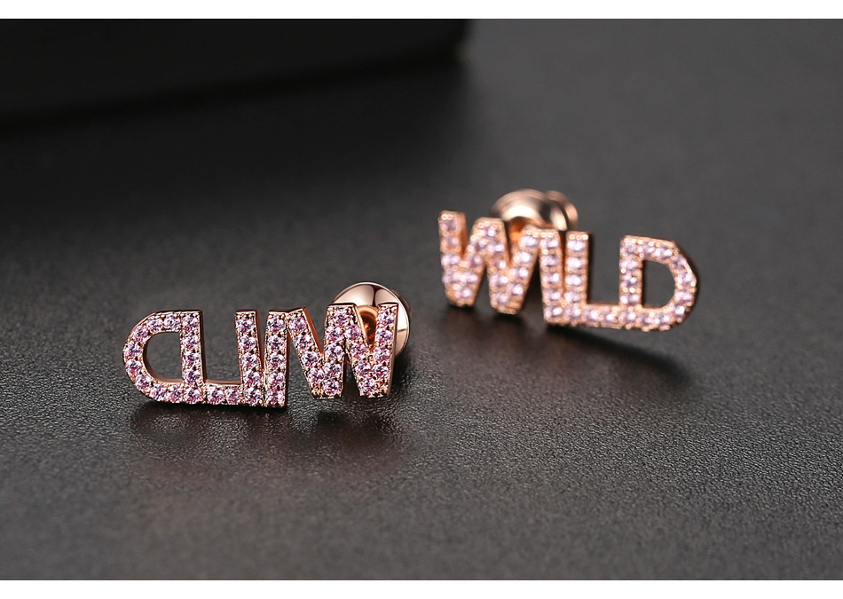 Mode Coréenne Lettres Sucrées Petites Boucles D&#39;oreilles En Cuivre Incrusté De Zircon En Gros Nihaojewelry display picture 5