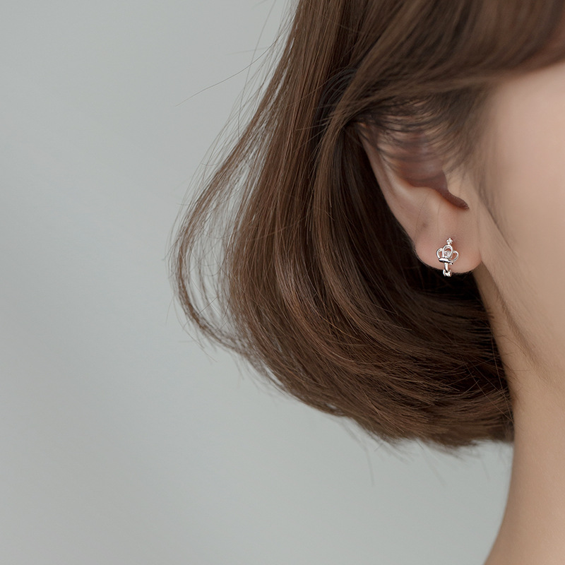 Eloch S925 plata dulce pequeña corona perilla de orejas femenina simple estilo coreano con diamantes pequeños adornos de orejas frescos lotes G7424