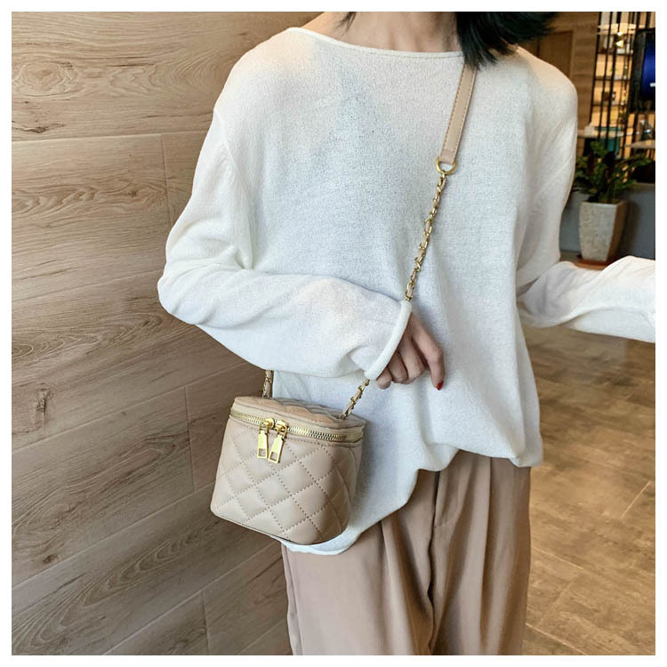 Small Fragrant Rhombus Chain Messenger Pouch Female New Shoulder Bag Square Box Bag display picture 7