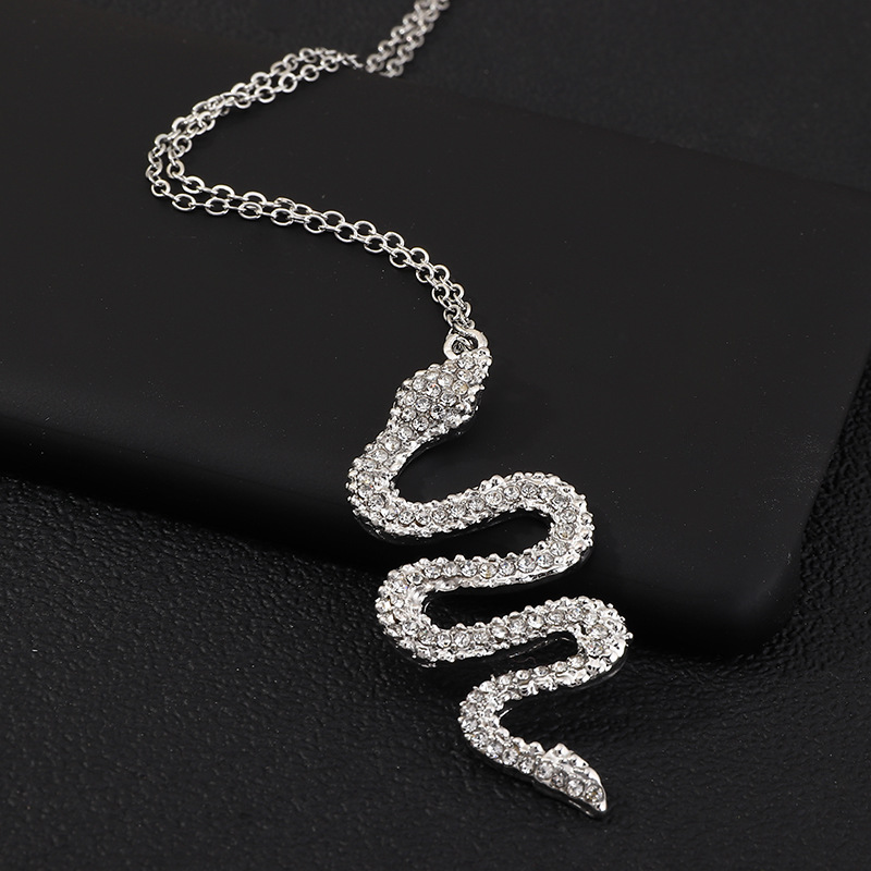 Accessoires Mode Serpent Pendentif Collier En Métal Diamant Pliage Serpent Bijoux En Gros Nihaojewelry display picture 12