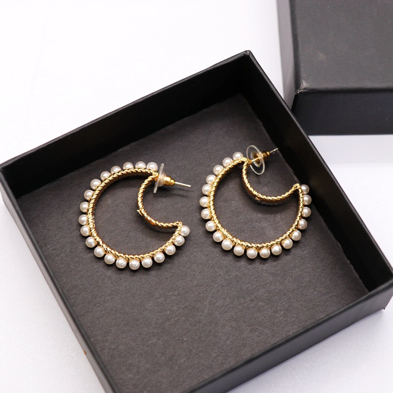 Fashion Cold Style  Metal Ring Large Earrings White Pearl Earrings Fashion Temperament Wild Earrings Nihaojewelry Wholesale display picture 11