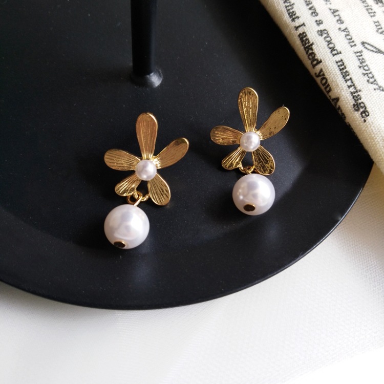 Korean Silver Needle New Elegant Daisy Earrings Same Pearl Flower Earrings Wholesale Nihaojewelry display picture 6