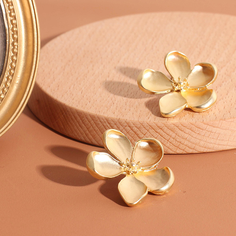 Fashion Three-dimensional Ear Accessories Golden Flower Earrings Matte Metal Fashion Petal Earrings Alloy Earrings Nihaojewelry display picture 7