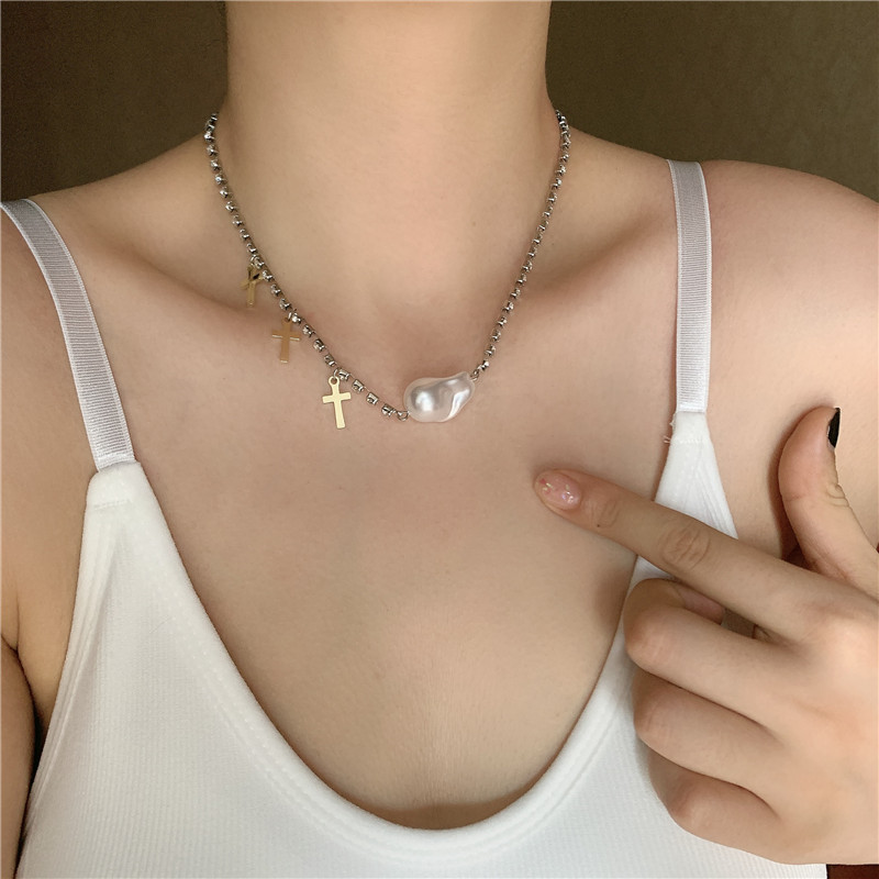 Collar De Aleación Simple Con Cruz De Diamantes Destellantes De Perlas Barrocas Para Mujer display picture 9