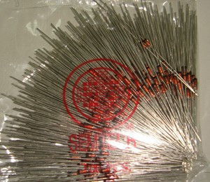 插件稳压管 BZX55C2V4 1N5221B   0.5W 2.4V DO-35 ST 一包500只