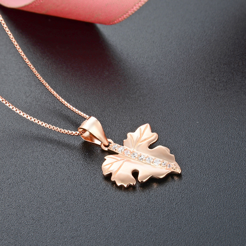 Japonés y coreano s925 collar de plata de la moda de las mujeres luz de lujo hoja de plata colgante nicho diseño clavícula cadena fuente de fábrica