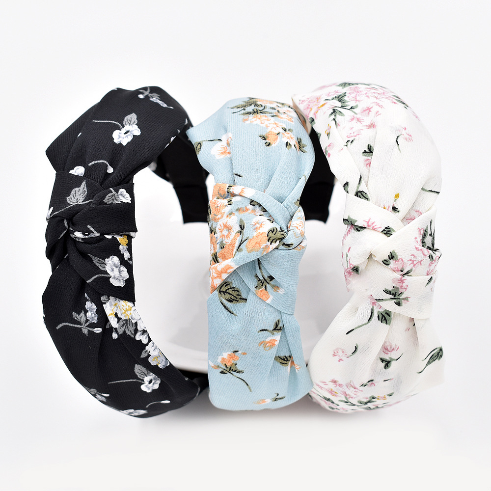 The New Spring And Summer Retro Knotted Flower Thin Section Fabric Cross Headband Wholesale display picture 1