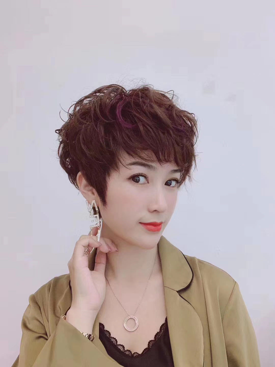 Peruca marrón rojo pálido damas de cabello completo de moda de mediana edad cabello corto cabello de mamá