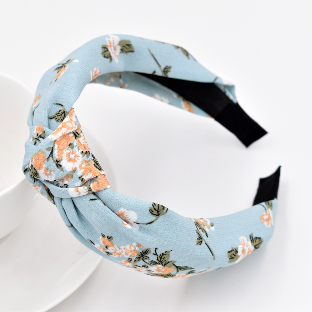 The New Spring And Summer Retro Knotted Flower Thin Section Fabric Cross Headband Wholesale display picture 3