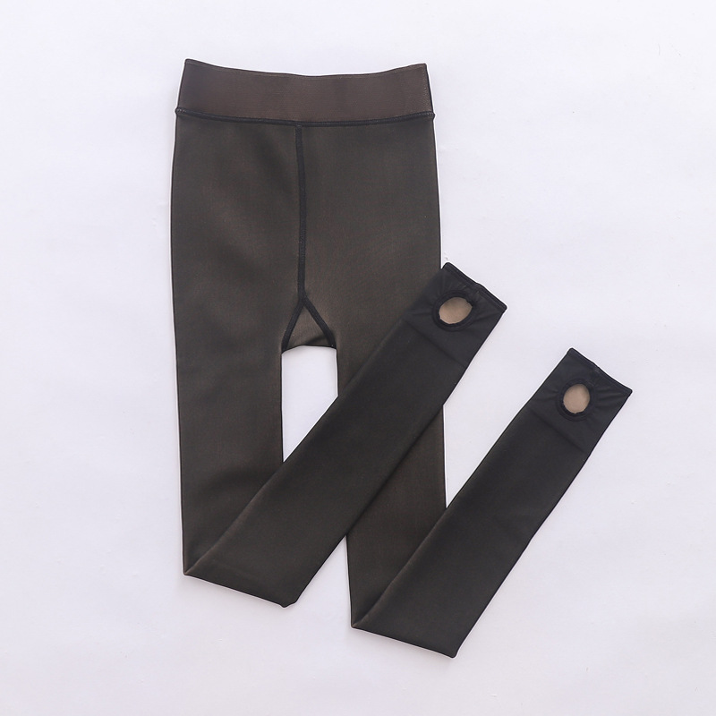 Realmente negro pisa los pies